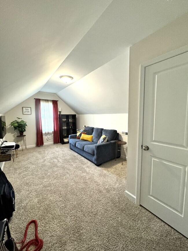 Building Photo - Beautiful home! Convenient to the city with all shopping!