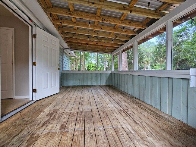 Building Photo - **Newly remodeled kitchen **  2 bedroom, 2bath Isle of Hope home with fenced in backyard and scre...