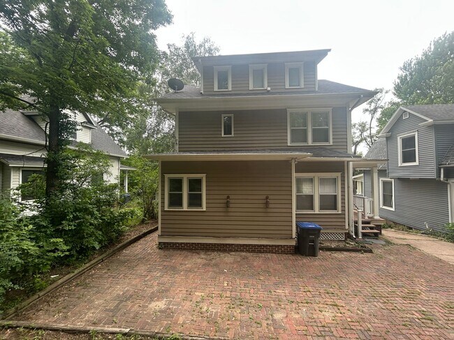 Building Photo - 407 Frank St