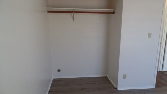 Building Photo - 2 bedroom + loft bedroom, 1 bath, 2 parkin...