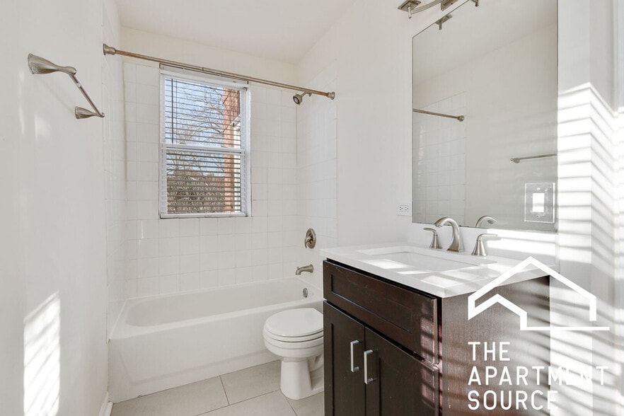 Building Photo - 2519 W Leland Ave