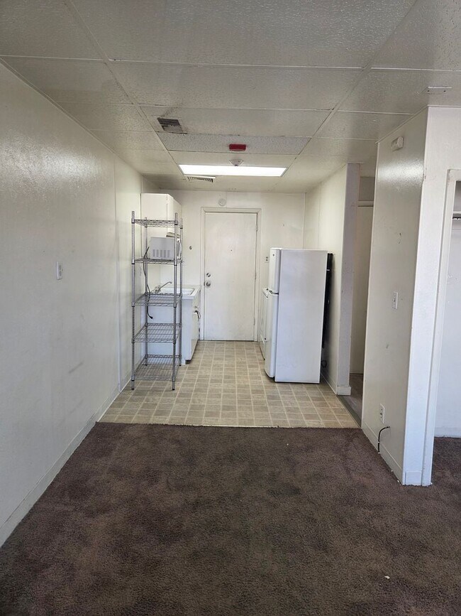 Building Photo - Studio Apartment in the Heart of Golden!