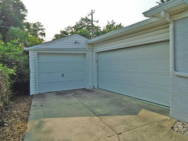 Building Photo - 616 Leona Dr