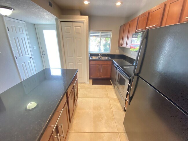 Building Photo - Beautiful 2/1.5 Condo in Orlando! New Carpet!