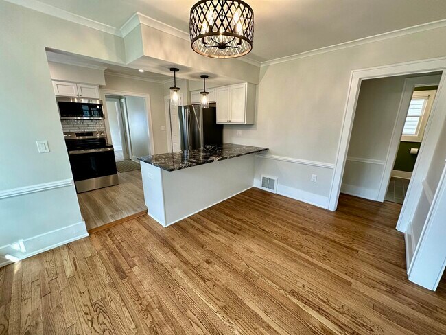 Building Photo - 992 Palmer