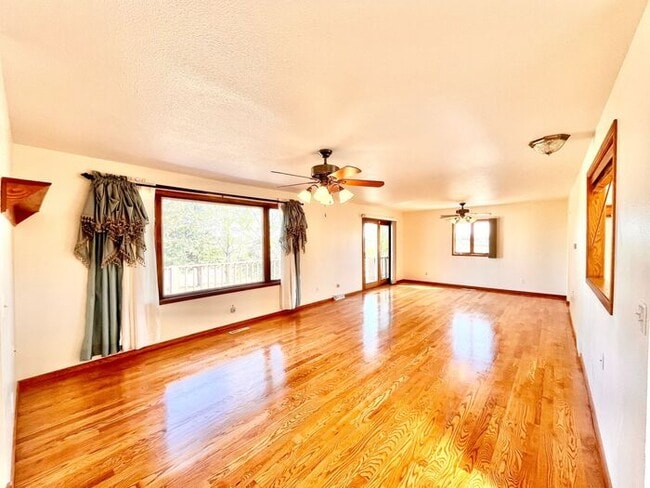 Building Photo - Gorgeous Private Home with Views!