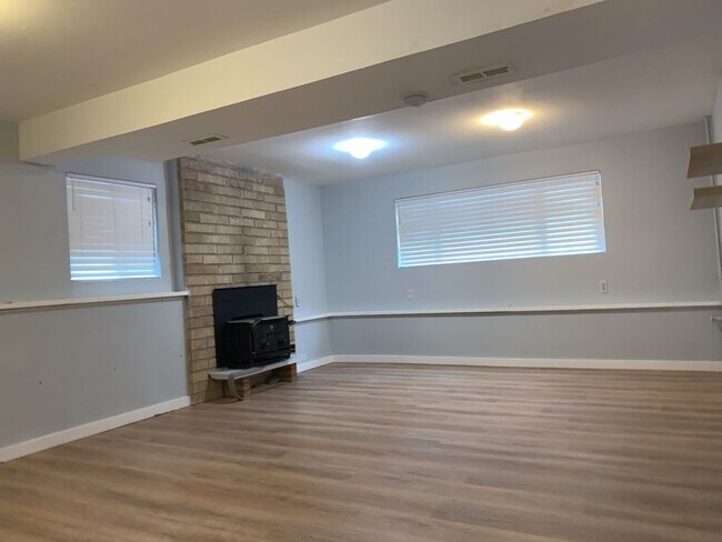 Building Photo - Spacious 3 Bed 2.5 bath Kent Split-Level home