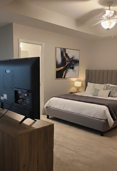 Staged master bedroom - 897 Ivydale Ln