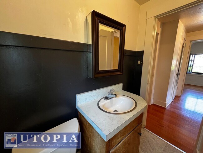 Building Photo - Charming 3 Bedroom, 1.5 Bathroom close to ...