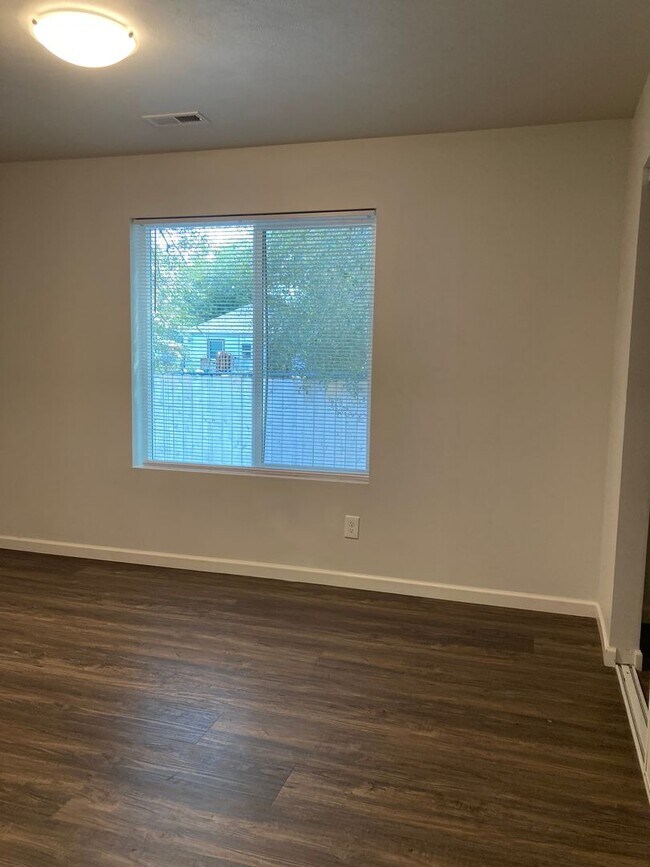 Building Photo - MP132 - 14418-14420 E Heroy