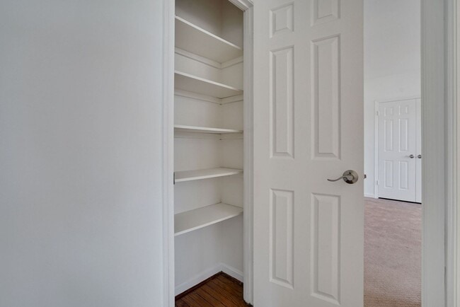 Building Photo - One month free rent with a lease start dat...