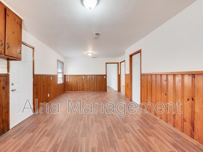 Building Photo - 867 Odie Dr