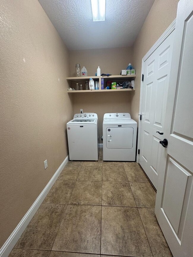 Building Photo - 725 Almond Tree Ln