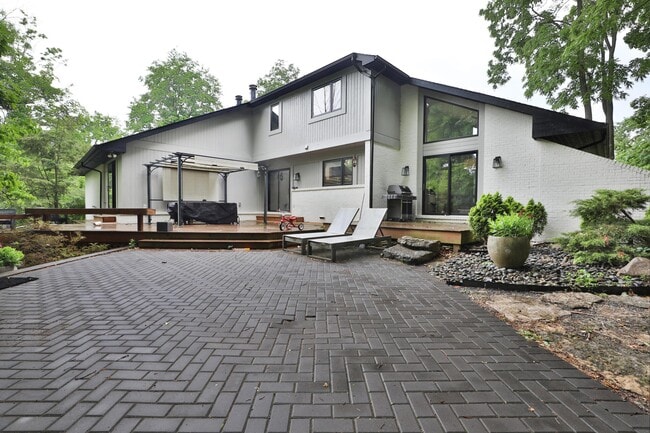 Building Photo - 668 Eagle Ridge