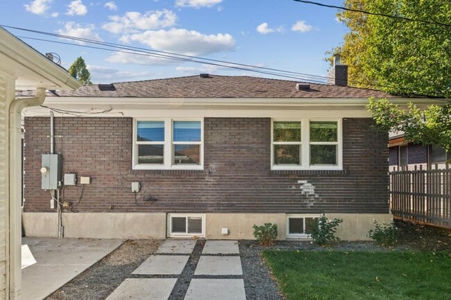 Building Photo - 1041 Yale Ave S