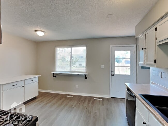 Building Photo - 384 Parkdale Dr