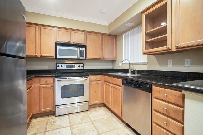 Building Photo - Updated 2 bed/2 bath Condo in Crestview Avaliable NOW!!! - $2,800/mo