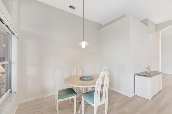 Building Photo - 7566 Pebble Shores Terrace