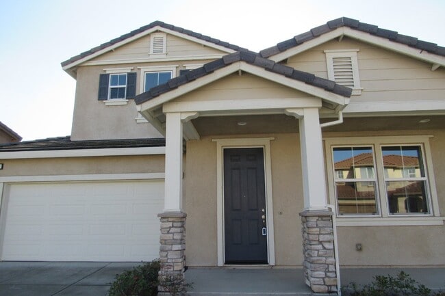 Building Photo - Gorgeous 4 Bed/2.5 Bath in Perfect Pittsburg Location