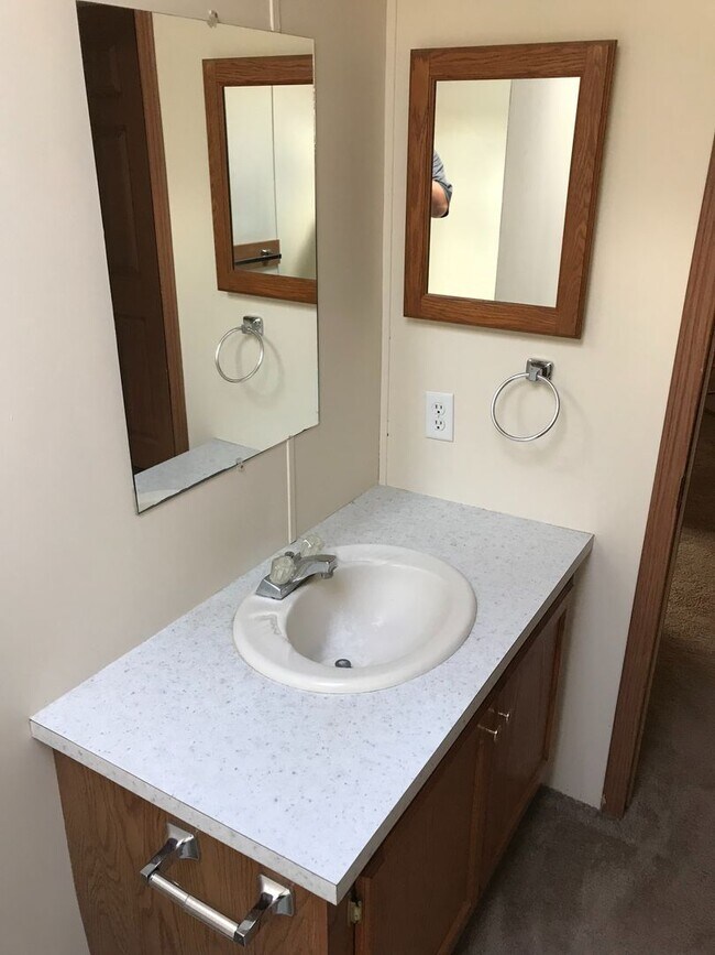 Building Photo - 4 Bedroom, 2 Full Bath home in Greenville/...