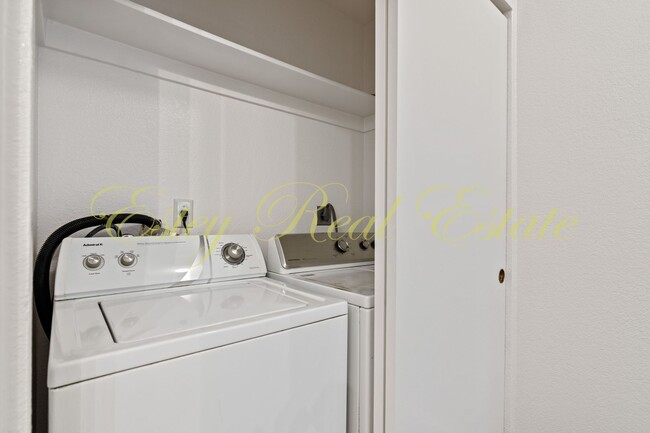 Building Photo - Glen Cove Condo with Amazing Water Views!