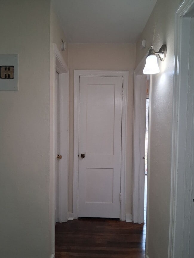 Building Photo - 647 Robinhood Rd