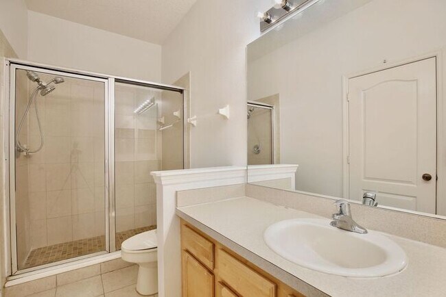 Building Photo - Beautiful 2/2.5 Cozy Townhome with a 1 Car Garage in the Gated Community of Victoria Pines - Orlando