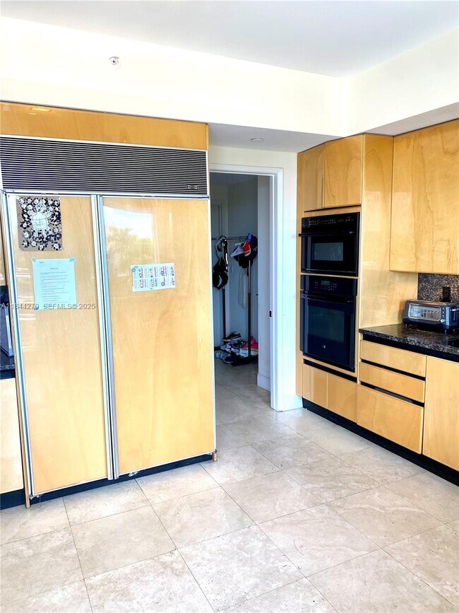 Building Photo - 785 Crandon Blvd