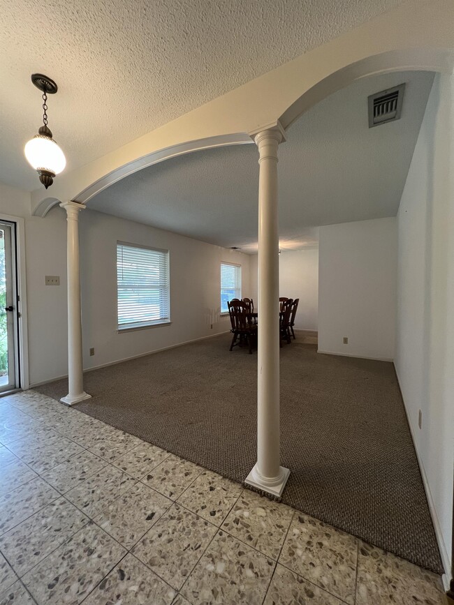 Building Photo - 1735 Donaldson Ave