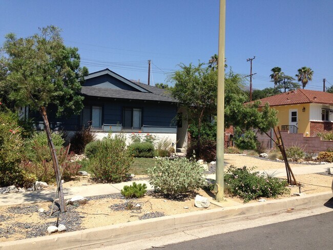 Building Photo - Spacious three bedroom one and half bath house in Sunland!