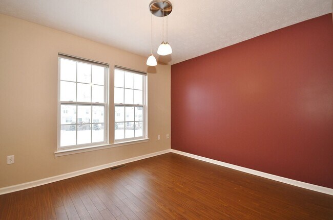 Building Photo - 3 Bedroom Townhouse