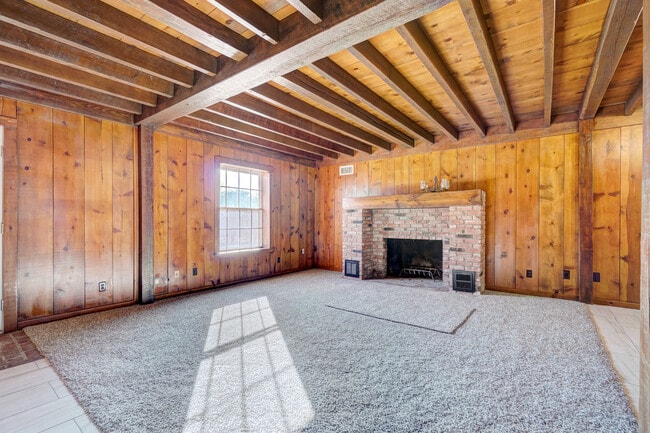 Building Photo - Beautiful 2 bed Ranch style home on 5 acres!