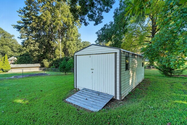 Building Photo - 107 Douglas Dr SE