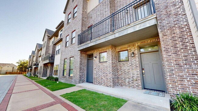 Building Photo - 636 Clay St