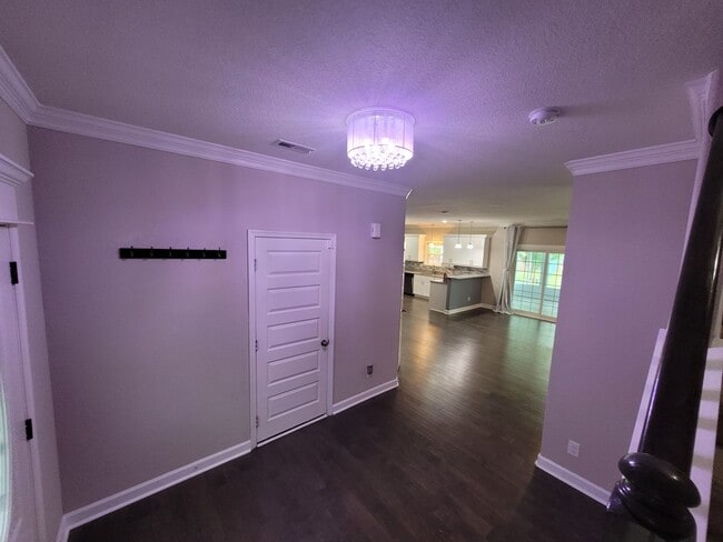 Building Photo - Beautiful 4 Bedroom, 2.5 Bath Home