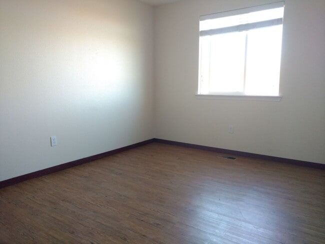 Building Photo - 3 Bedroom 2 Bath with 2 car garage