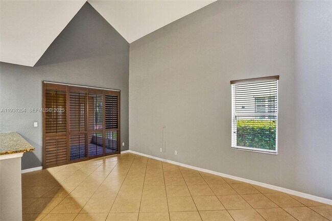 Building Photo - 2057 SE Avon Park Dr