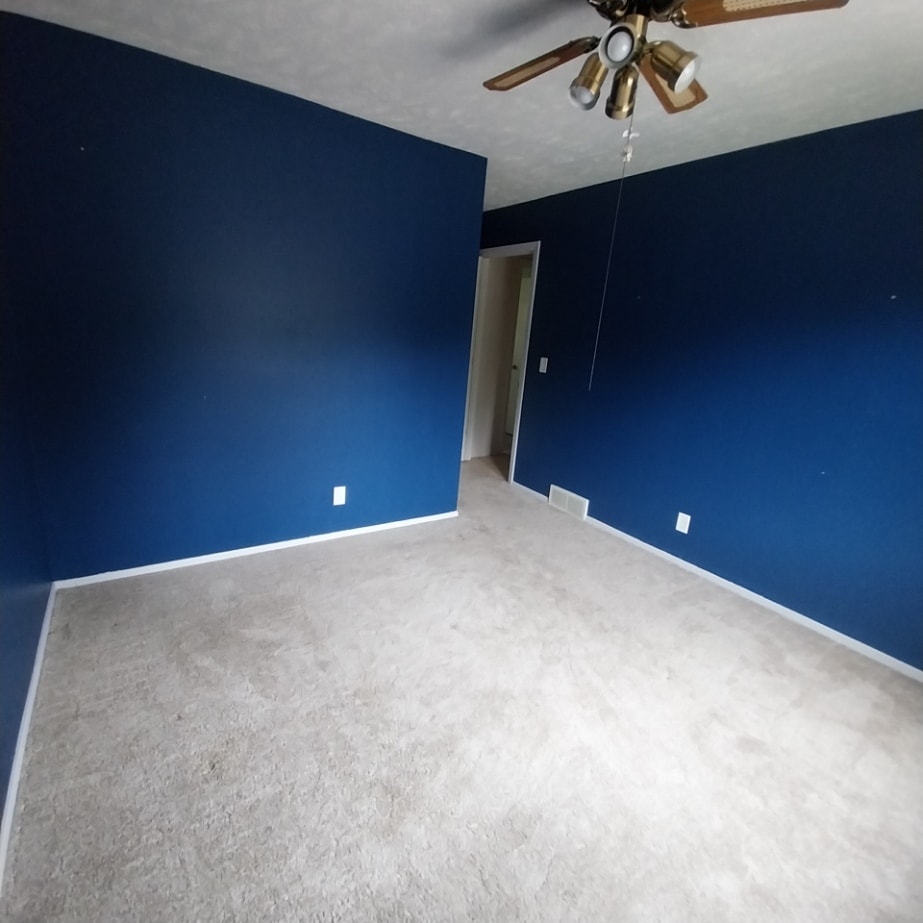 Corner Bedroom 11x11 ft - 208 Sandi Ct