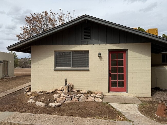 Building Photo - 2 bed 1 Bath - Contact Property Pros