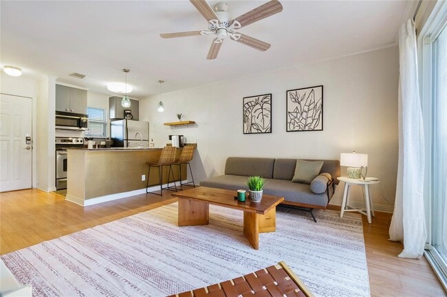 Building Photo - 1422 Collier St