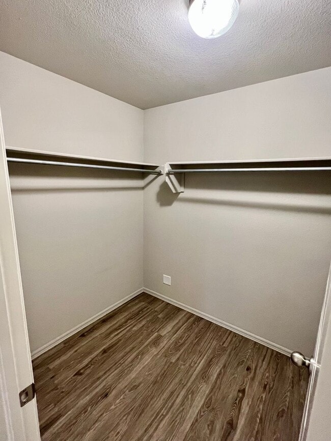 Building Photo - 4 Bed/ 2 Bath in Stone Horse Neighborhood With Community Pool!