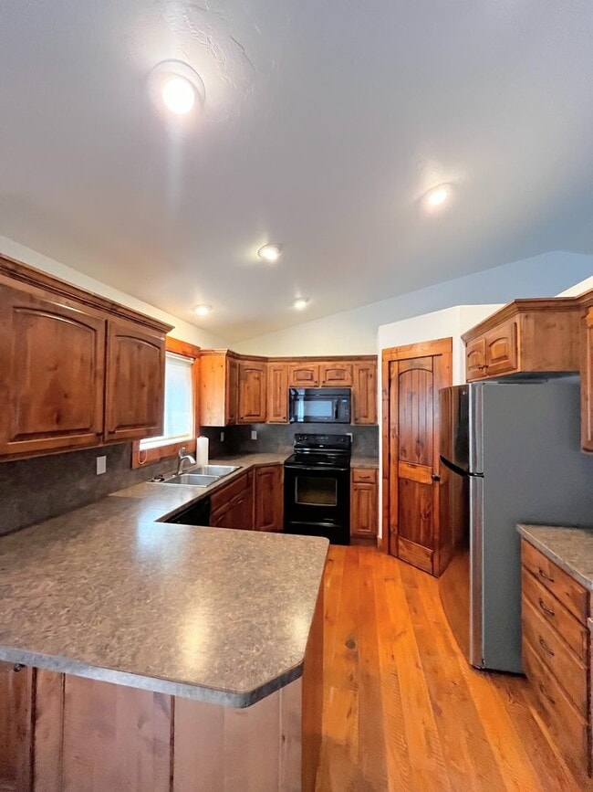 Building Photo - Charming Home with Open Floor Plan & Pet-Friendly Yard – Prime Location!