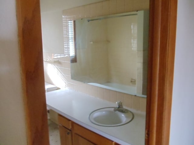 UPSTAIRS BATHROOM - 5807 Garrett Ln