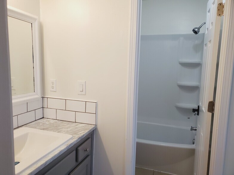 Building Photo - 520 Towergate Pl