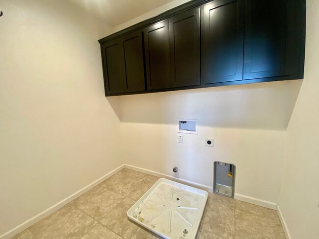 Building Photo - AVAILABLE BY 6/19/26. 4 BED, 2.5 BATHS, 1763 SQ FT STAINLESS STEEL APPLIANCES INCLUDED