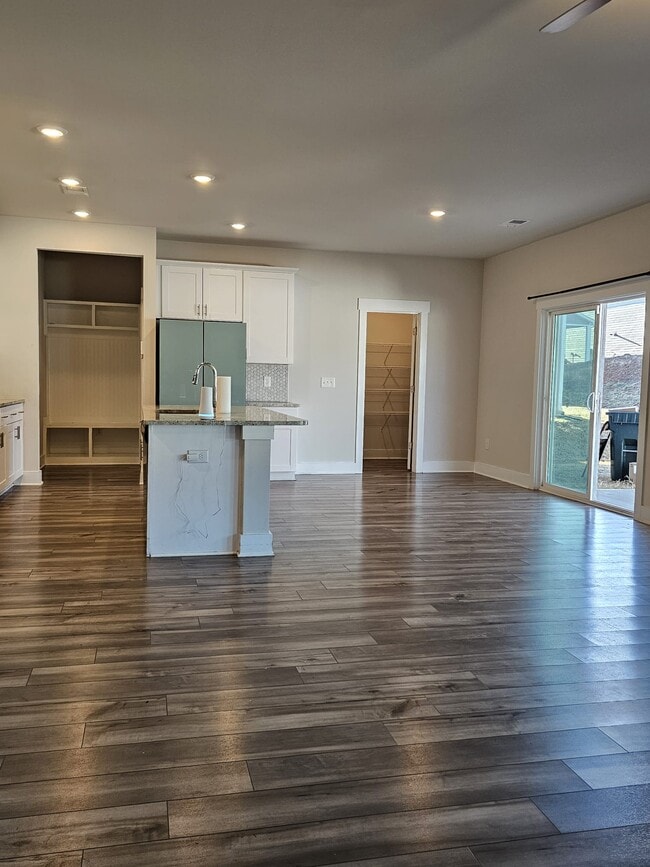 Building Photo - 558 Laxton Rd