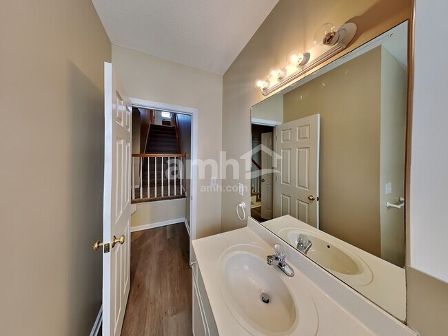 Building Photo - 3744 Henricks Hill Dr