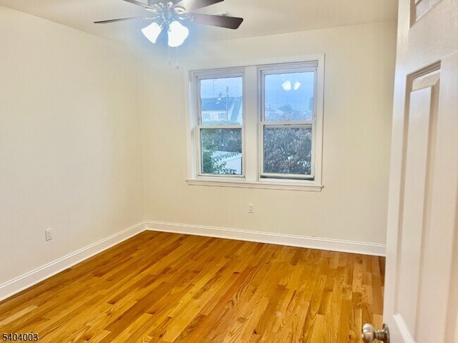 Building Photo - 10 Morton Pl