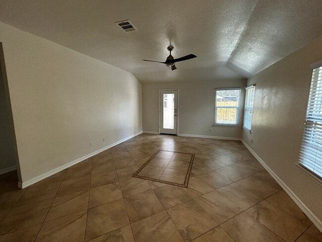Building Photo - Move-In Ready 3BR/2BA in Round Rock - Enjoy One Month Free Rent When You Move In by November