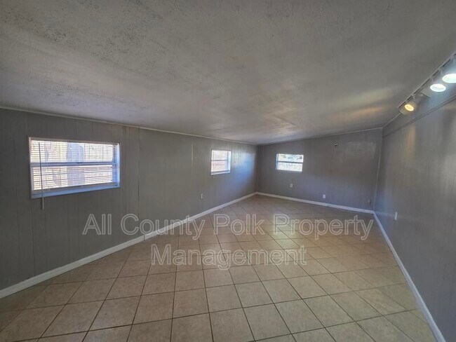 Building Photo - 2807 Hertha Ave